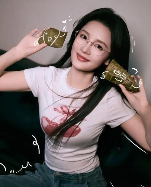 温柔又佛系！李沁镜头内外反差小，接触过的人都夸相处舒服！
 
 
 
在镜头前温