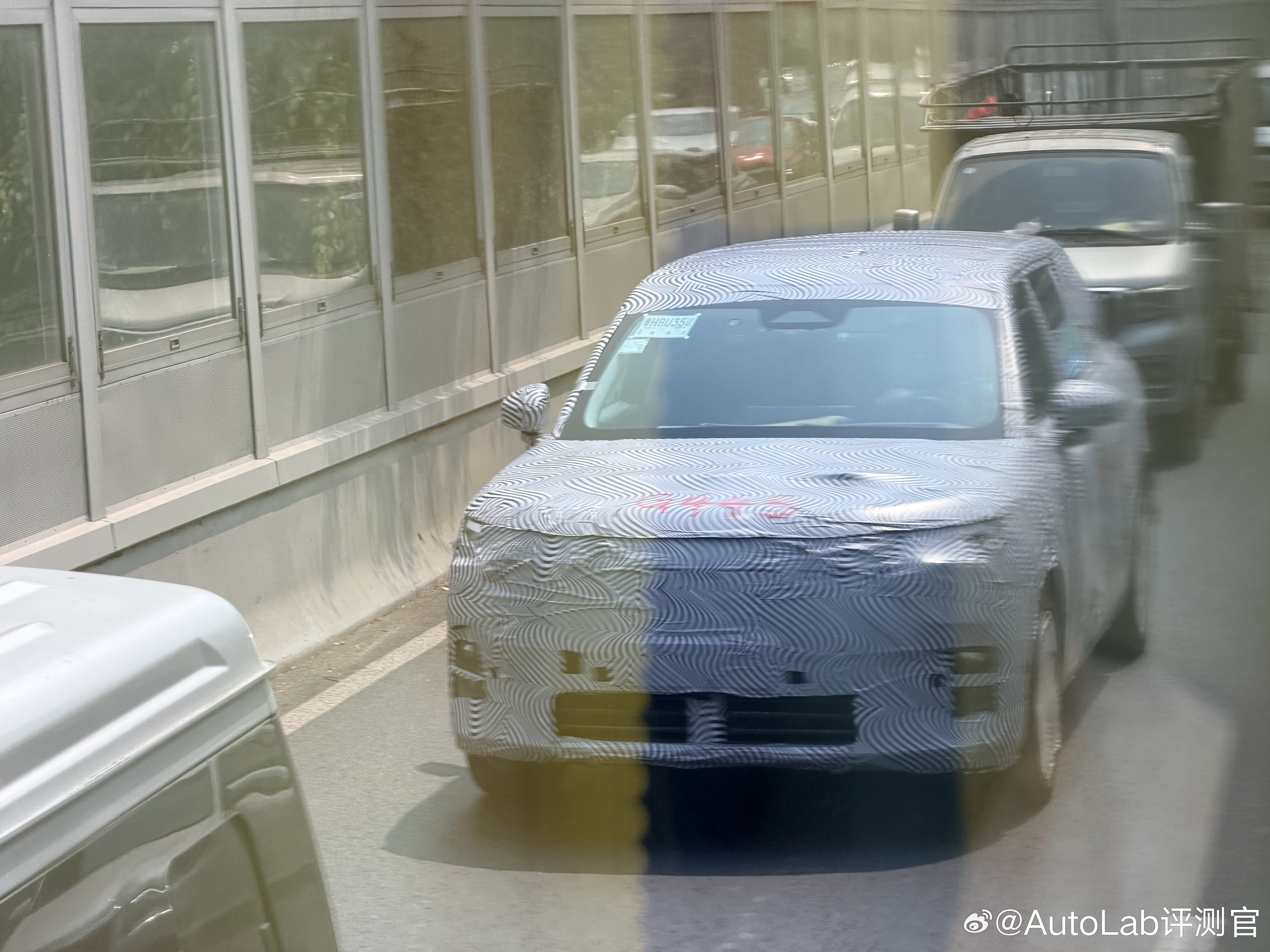 去机场路上偶遇了小鹏GX，大家觉得这个轮廓，这个气场怎么样小鹏P7第二代VLA让