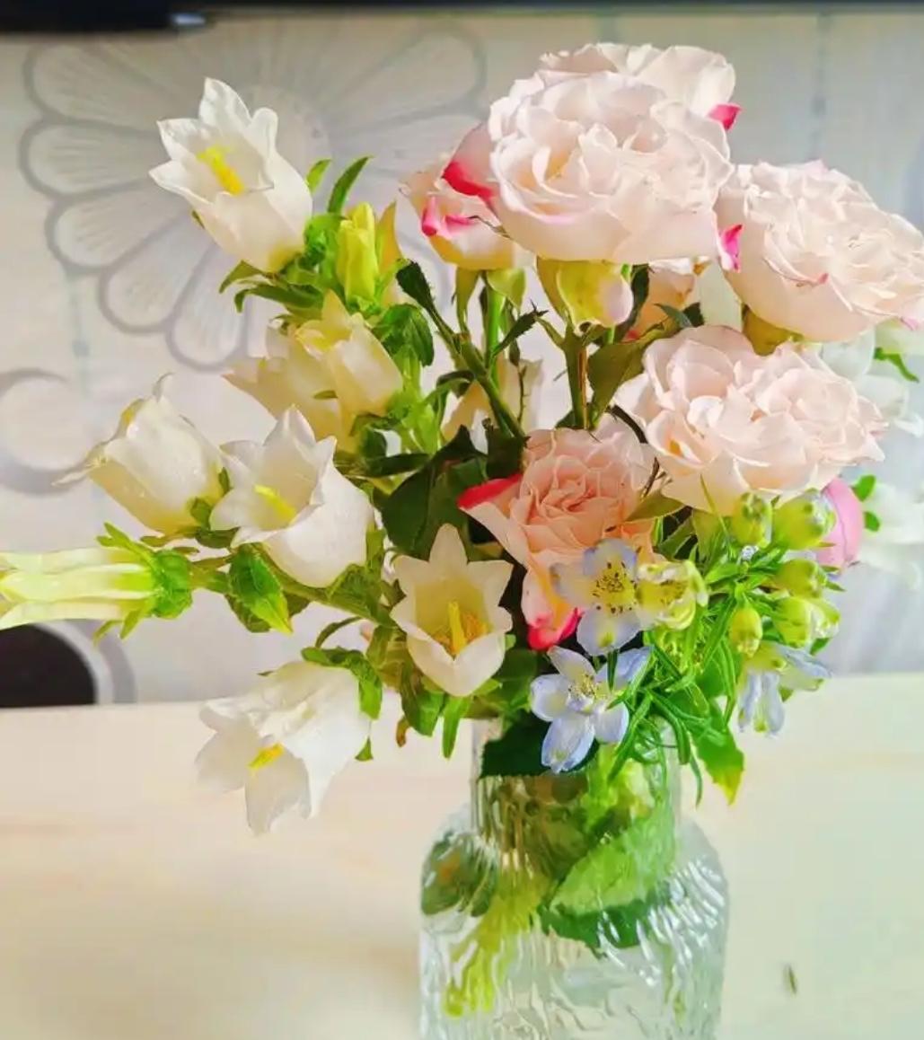 人到中年，要自信。不再借他人眼光证明自己，知道自己几斤几两，也清楚边界在哪。这份