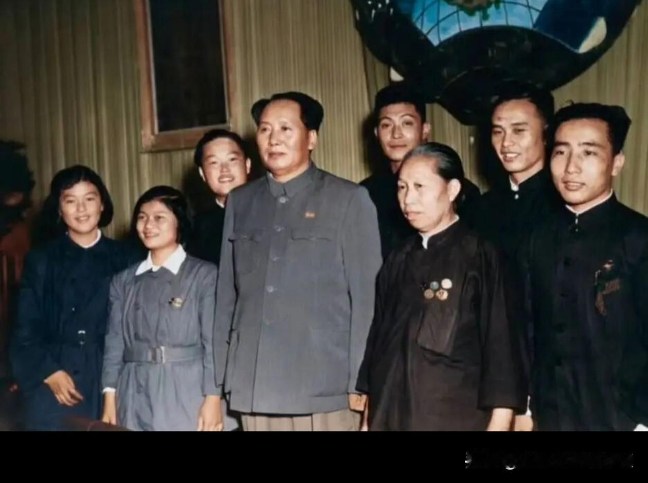 《六言诗·给彭德怀同志》

——毛泽东·1935年10月。

山高路远坑深，
大