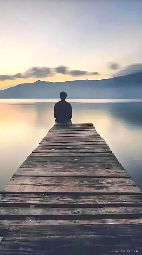 只想找个安静的地方，一个人独处。
当一个人不需要热闹时，这个人算是开悟了。
也许