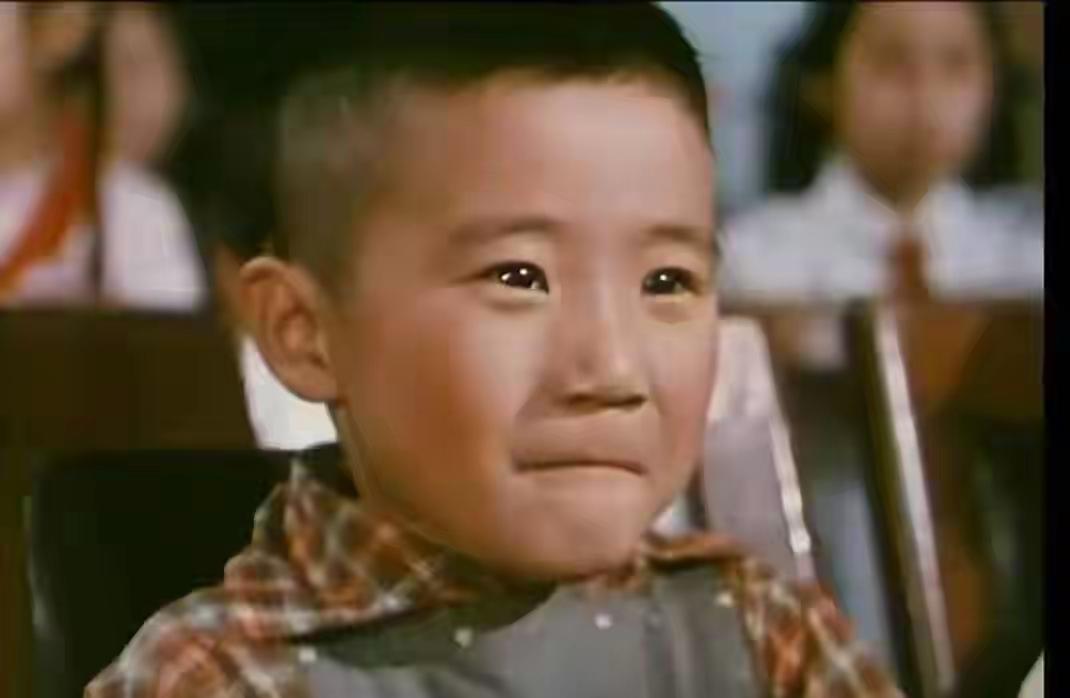 人生，弹指间一挥间！
你们能认出来这是哪位老戏骨小时候的模样吗？