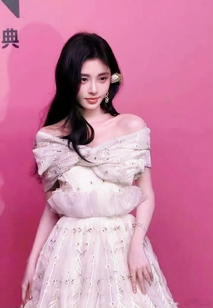 #鞠婧祎 清纯小白花#她如同那初春的樱花，清新而纯洁，每一片花瓣都透露出无可比拟