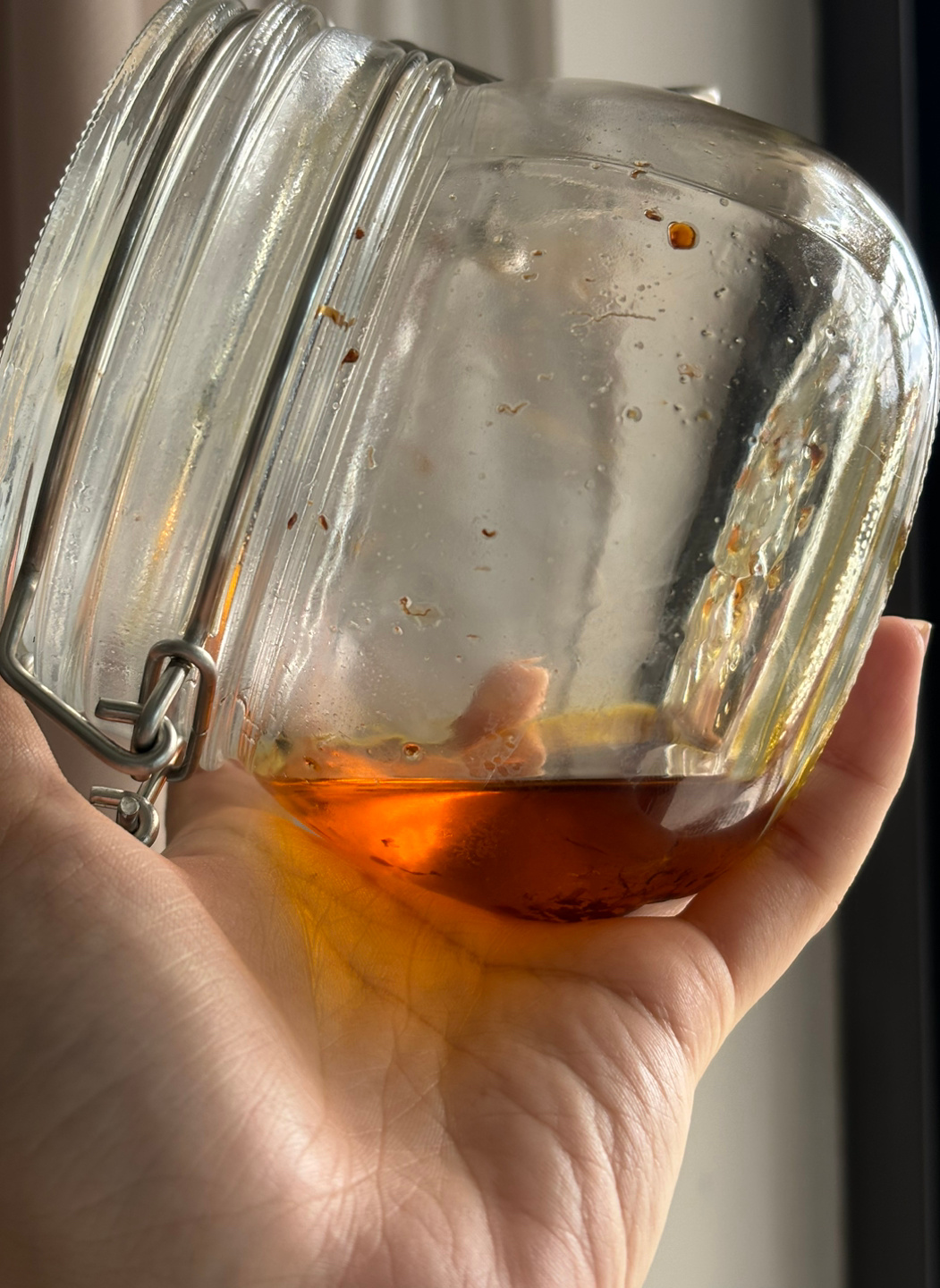 吃见底的一罐鸡枞油只剩油了(つД`)只要吃面我就擓一勺面条马上变成80块一碗的味