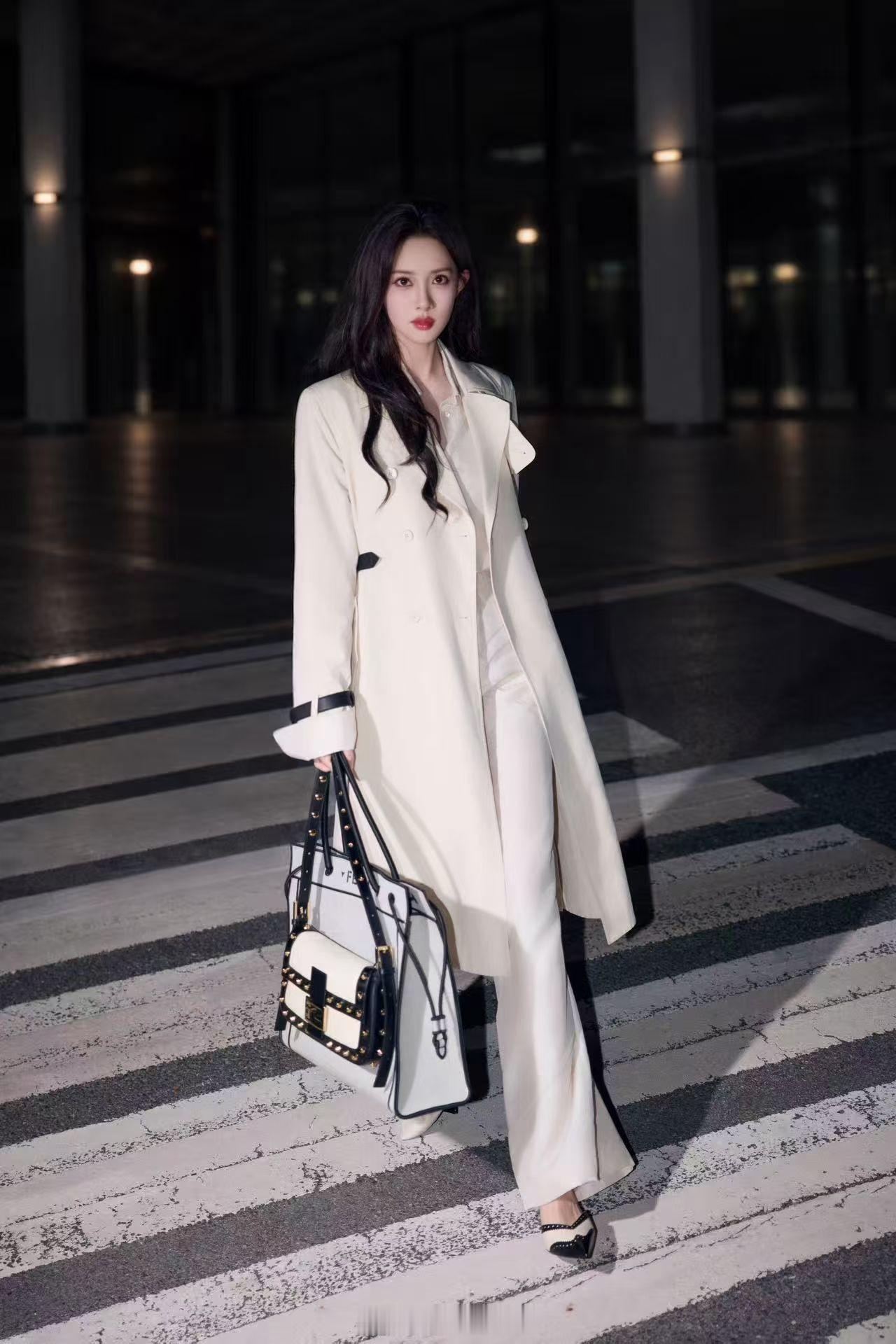 孟子义出发FENDI 2027春夏时装秀，风衣造型一如既往地酷飒，时尚闪耀米兰 