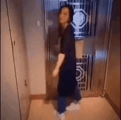 老公我们也换指纹锁吧
你看我去老王家指纹一按就开门
老王每次来总是说要敲门不方便