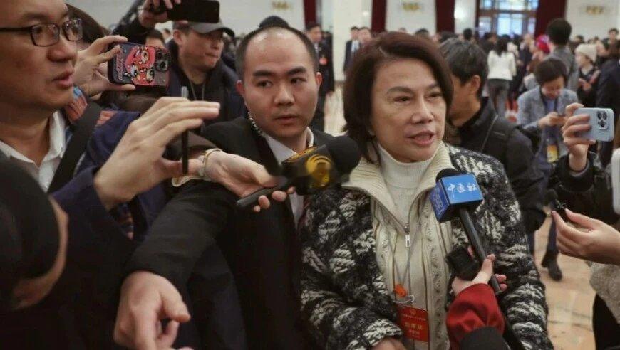 网友评：间谍论其实有些过了，说实在的还是因为性价比不高，海归派比国内大学出来的学