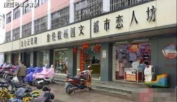 最近十年耳闻目睹的现象:
很多地方五彩缤纷的霓虹灯招牌，换成了整齐划一的丧葬一条