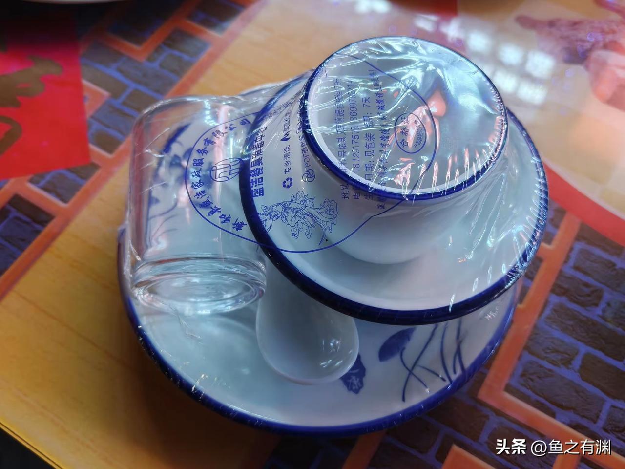 问大家一个事情，去外面吃饭，用这个塑料包装好的餐具还是用饭店自己洗的餐具？到底哪