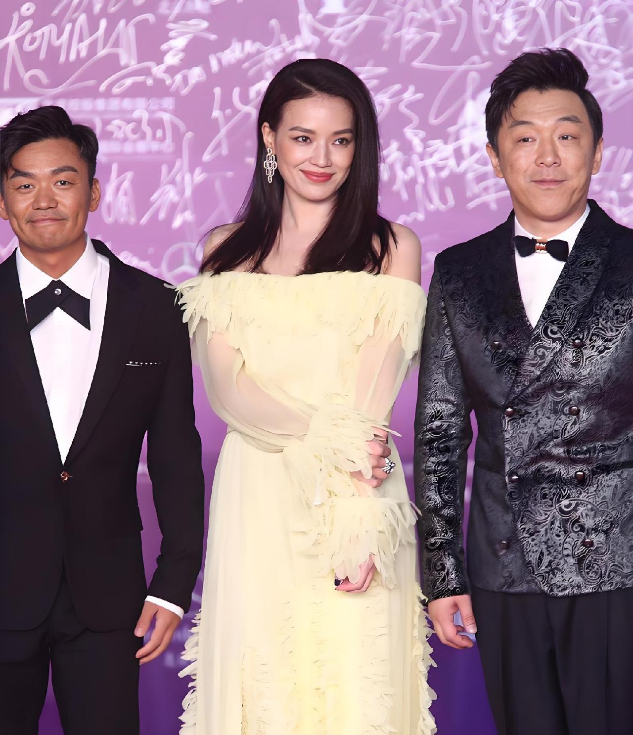 左边王宝强，右边黄渤，中间这位美女是谁？