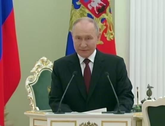 美国记者问普京，如果中国统一台湾，俄罗斯会不会插手？


采访中，普京阐述西方对