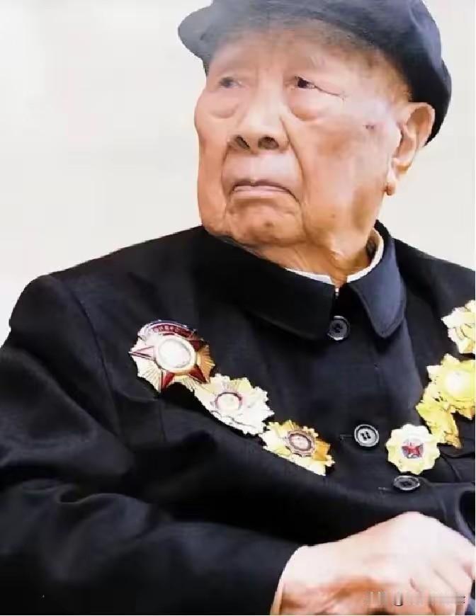 1984年，开国中将退休钓鱼，管理员主动免单，他掏出一张旧票让人肃然起敬
 
1