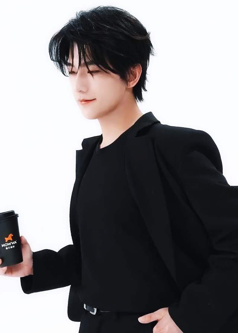 杨洋就长了一张权威的脸，长发短发一样权威~ 