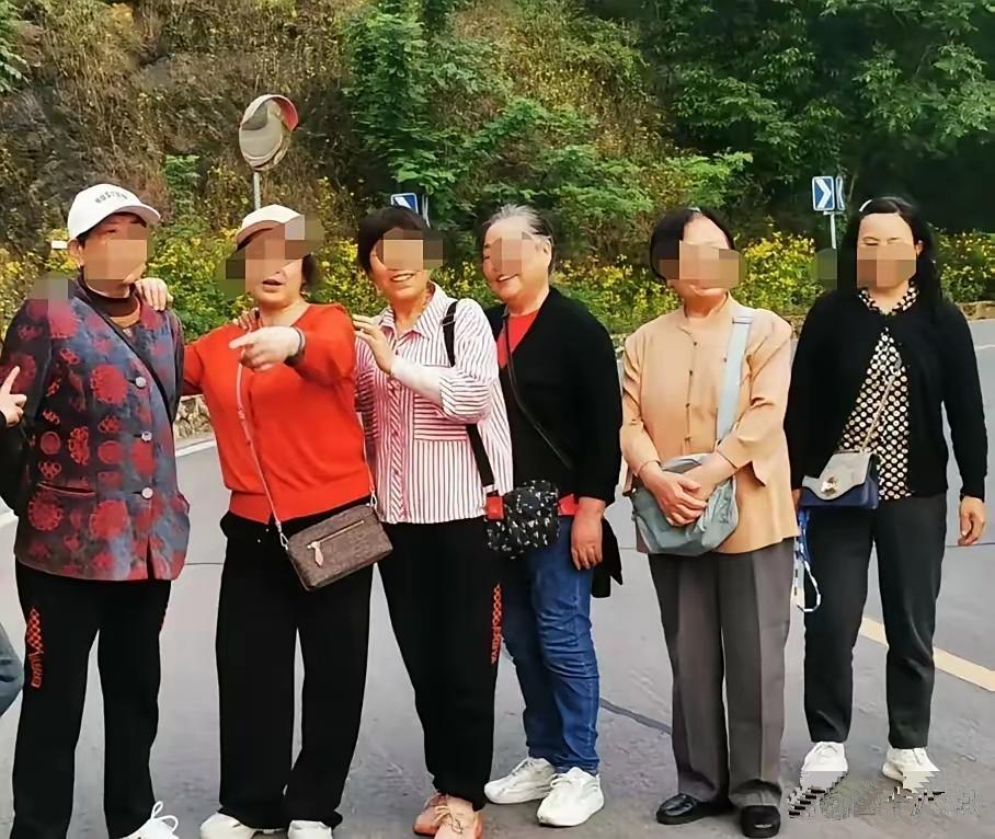 “太感人了！”贵州一户农家，见6位退休老师进屋避雨，主人二话不说，杀鸡炖肉，做了