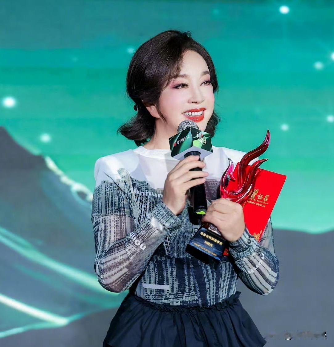 刘晓庆，开心发文！
 
10月18号，刘晓庆在社交平台开心发文，配了四张昨晚公益