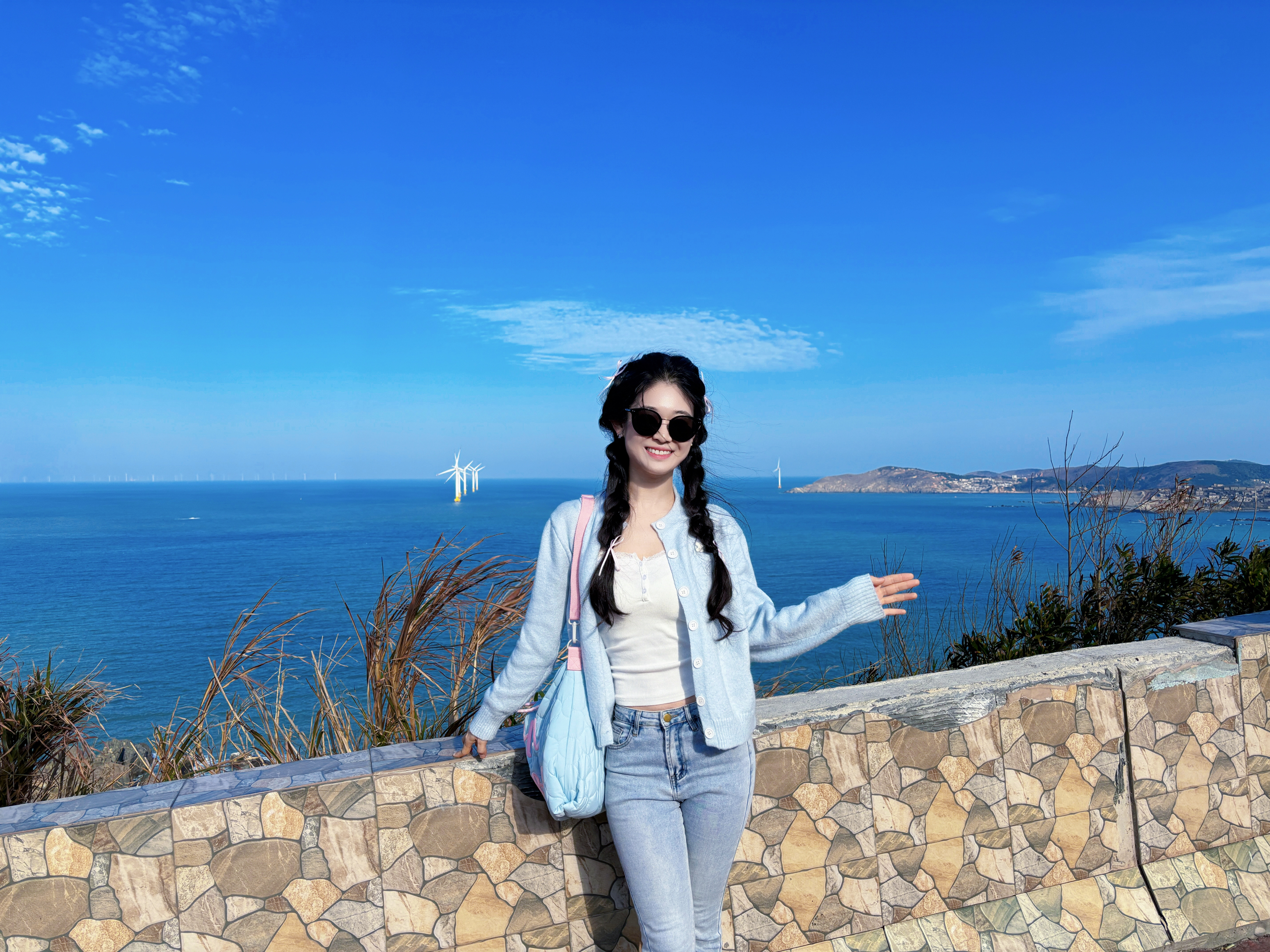 在环海公路吹风的日子  圆满了我18岁向往的垦丁天气晴💙  ​​​
