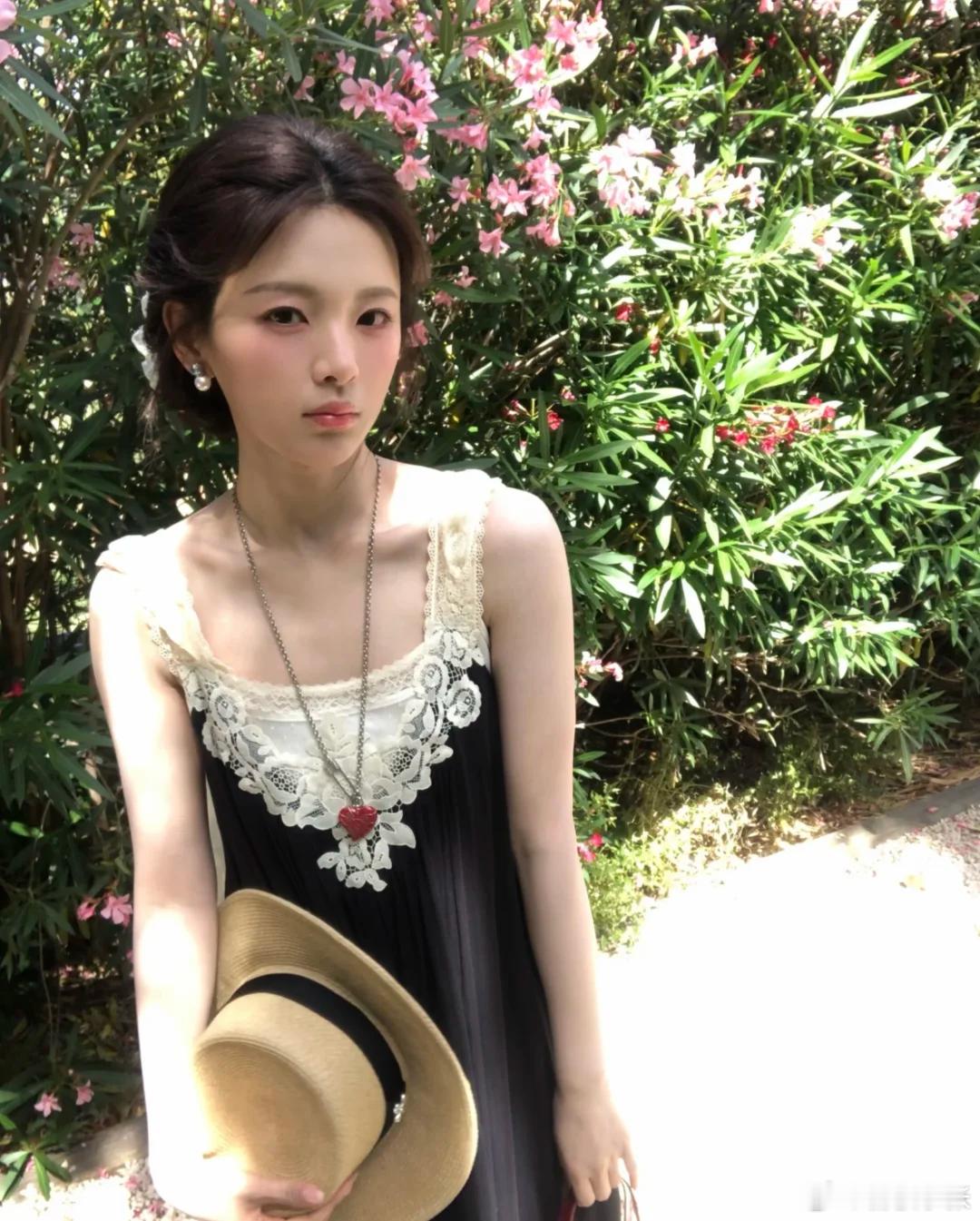 杨超越 其实我本人挺好看的放心哈  杨超越 喜欢这种平等的相处感，不是偶像高高在