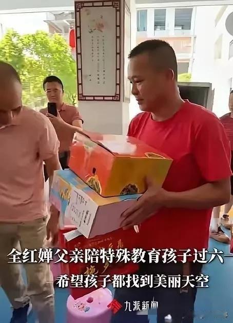 为全爸爸点赞了！
5月29日，全红婵爸爸，带着自家果园种的125箱水果，还有12