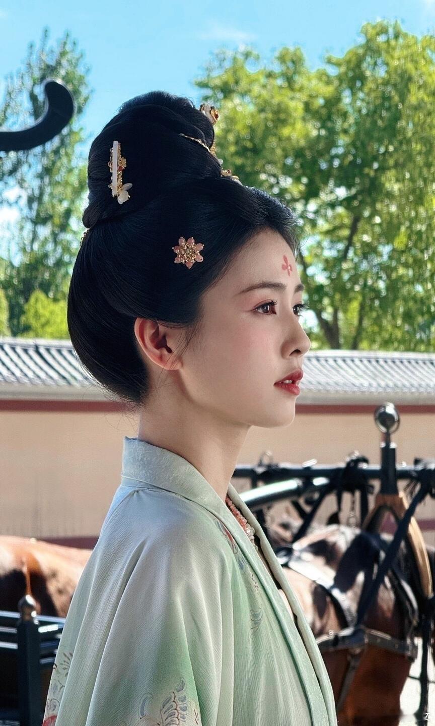 叶璃驾照是借白鹿的吧白鹿在树林里乘凉，绿衣配阳光，清冷又惬意，像古代文青女主！ 