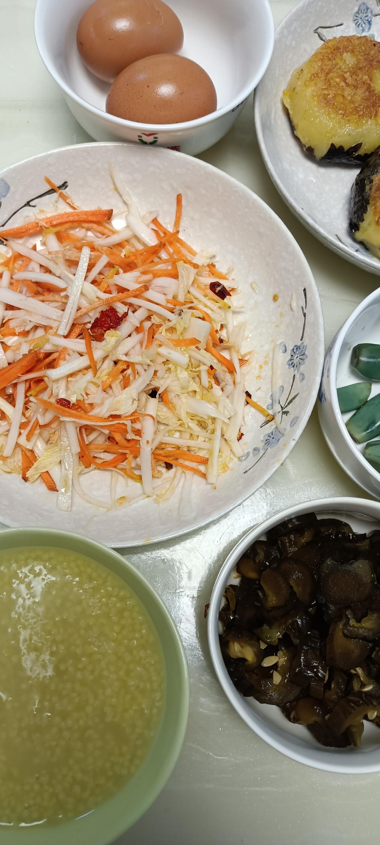 好多天没晒早餐了，是因为评论区有好友姐姐提醒，不要总晒食物，偶尔还行。
今天是腊