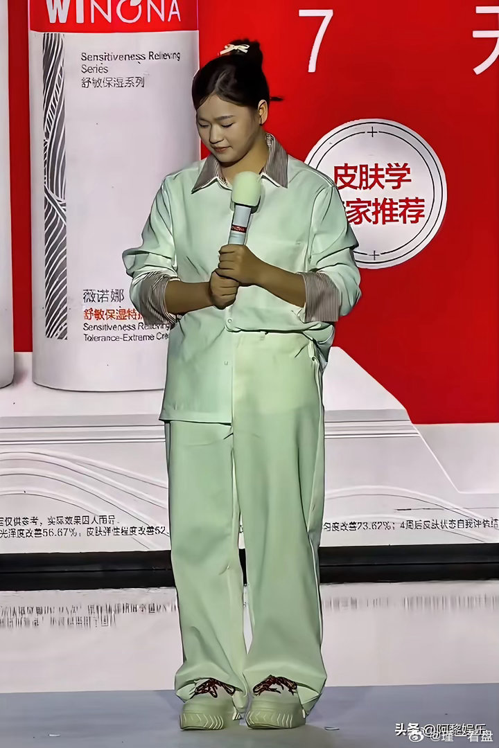 全红婵活动造型翻车，宽松套装显壮又拖沓！全红婵参加上海品牌活动，这身浅白色套装引
