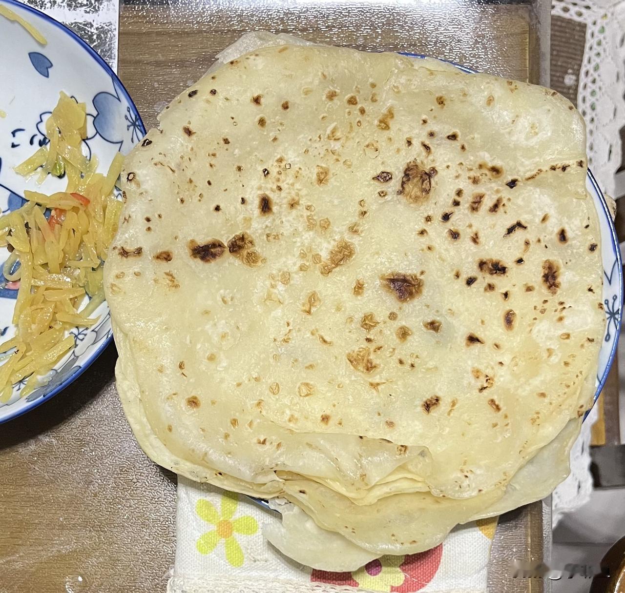 上午老公出去了，我告诉他今天立春，晚饭我烙春饼，让他买点儿豆芽回来，我在家洗这个