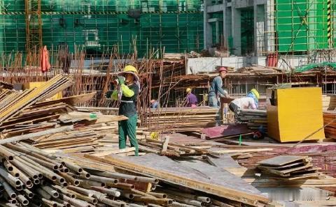 海南三亚，4个醉汉路过工地，看一女民工长的水灵，借着酒劲上去调戏，女子的丈夫火冒