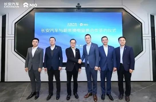 蔚来汽车坚持的换电模式，终于得到了车企的认可，长安汽车宣布在换电方面与蔚来进行合
