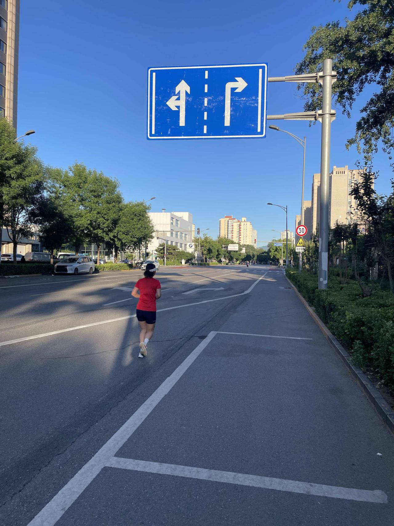 清晨跑步是什么感受?快乐、幸福。
    迎着晨光奔跑，是一天最美的开场。当城市