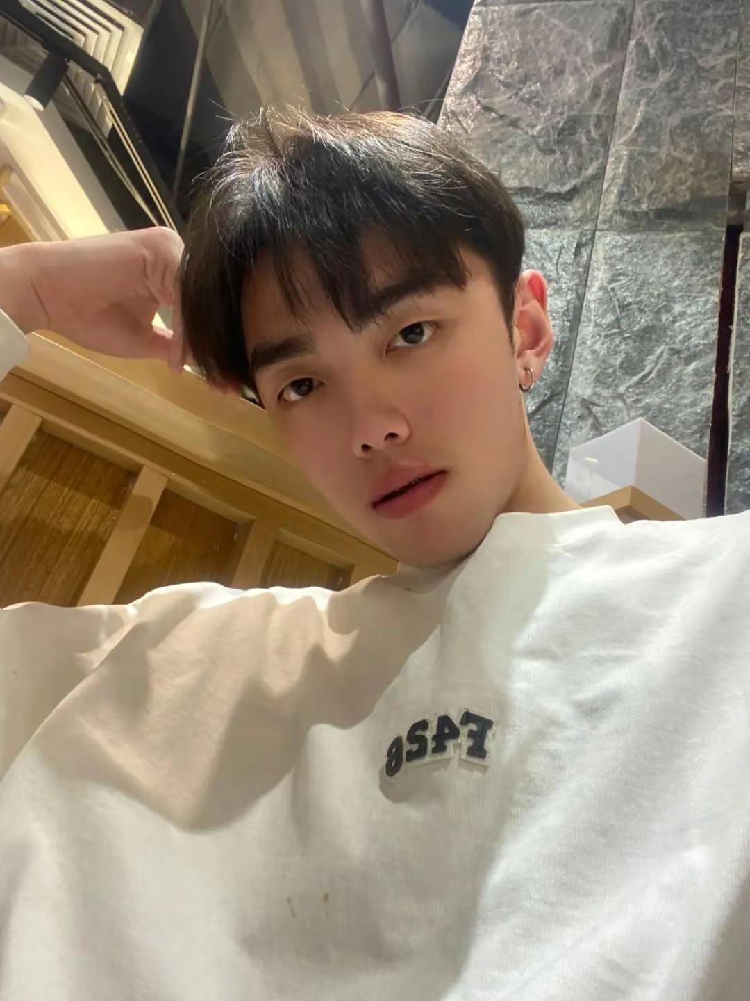 我的铠甲，生日快乐！愿你成为自己喜欢的样子，不抱怨，不将就，有自由，有光芒。