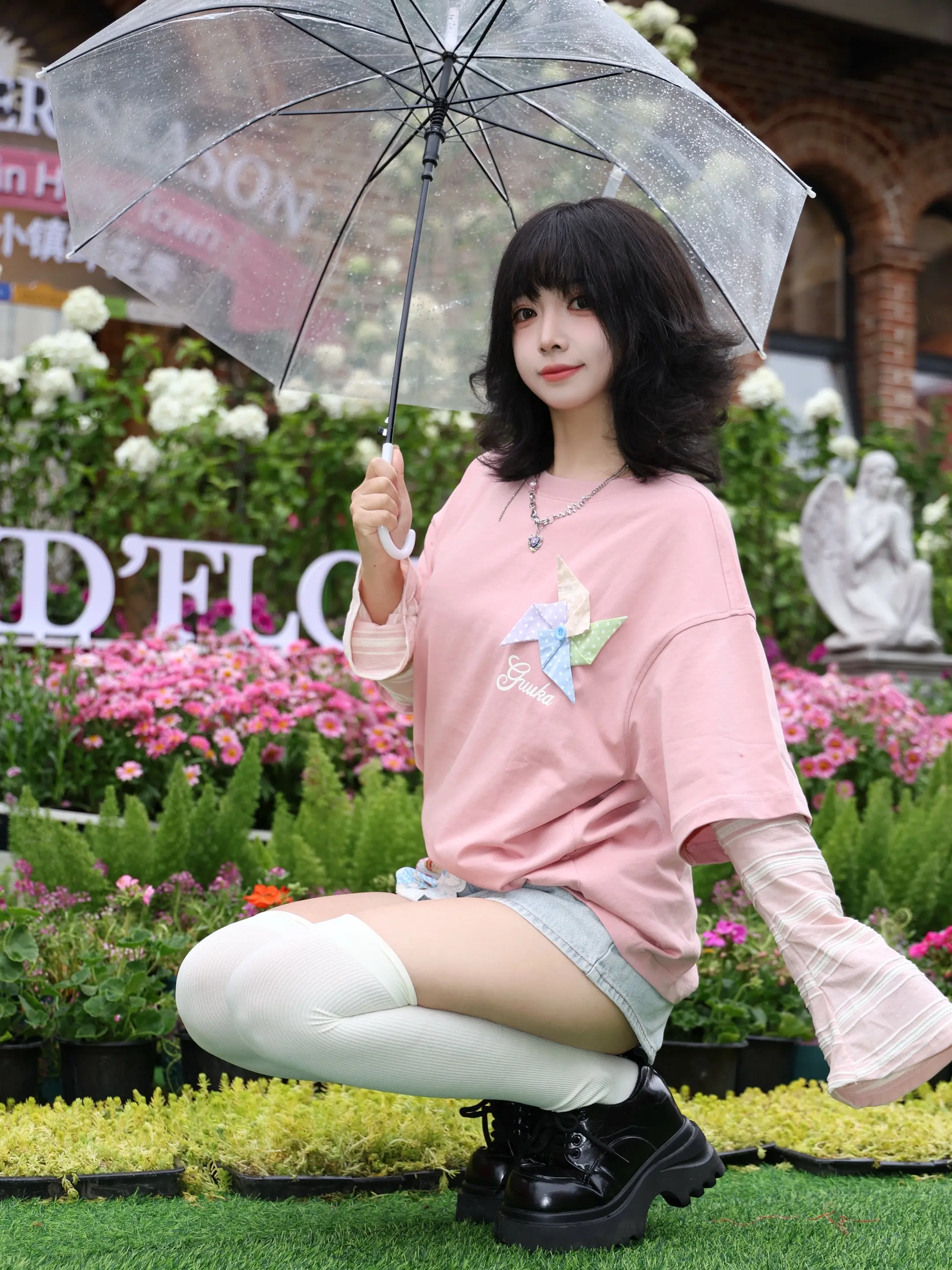 乌云释放一场情绪雨。