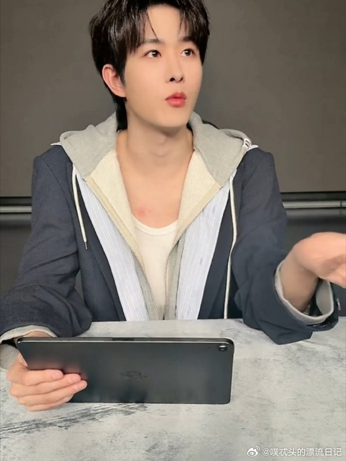 田嘉瑞疑似胸口过敏田嘉瑞胸口过敏看到田嘉瑞胸口过敏好心疼，但他从未抱怨，始终以最