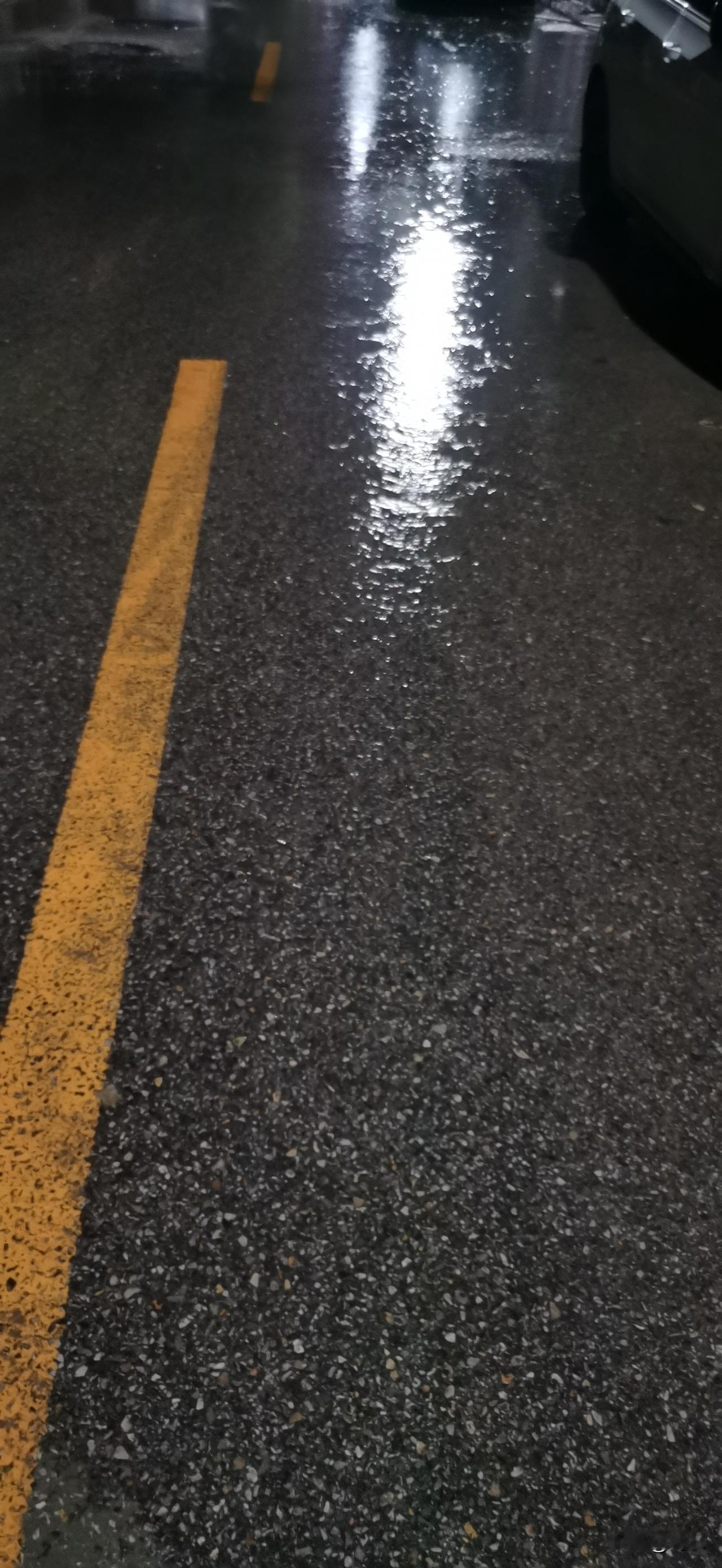 今天的北京，开始下起了小雨，雨虽然不大，但是，整整下了一天，气温也骤降至10摄氏