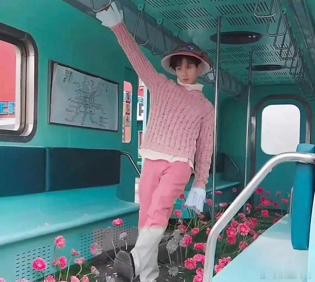 成毅一直都走的这个风格吗，粉色果然娇嫩[允悲] ​​​