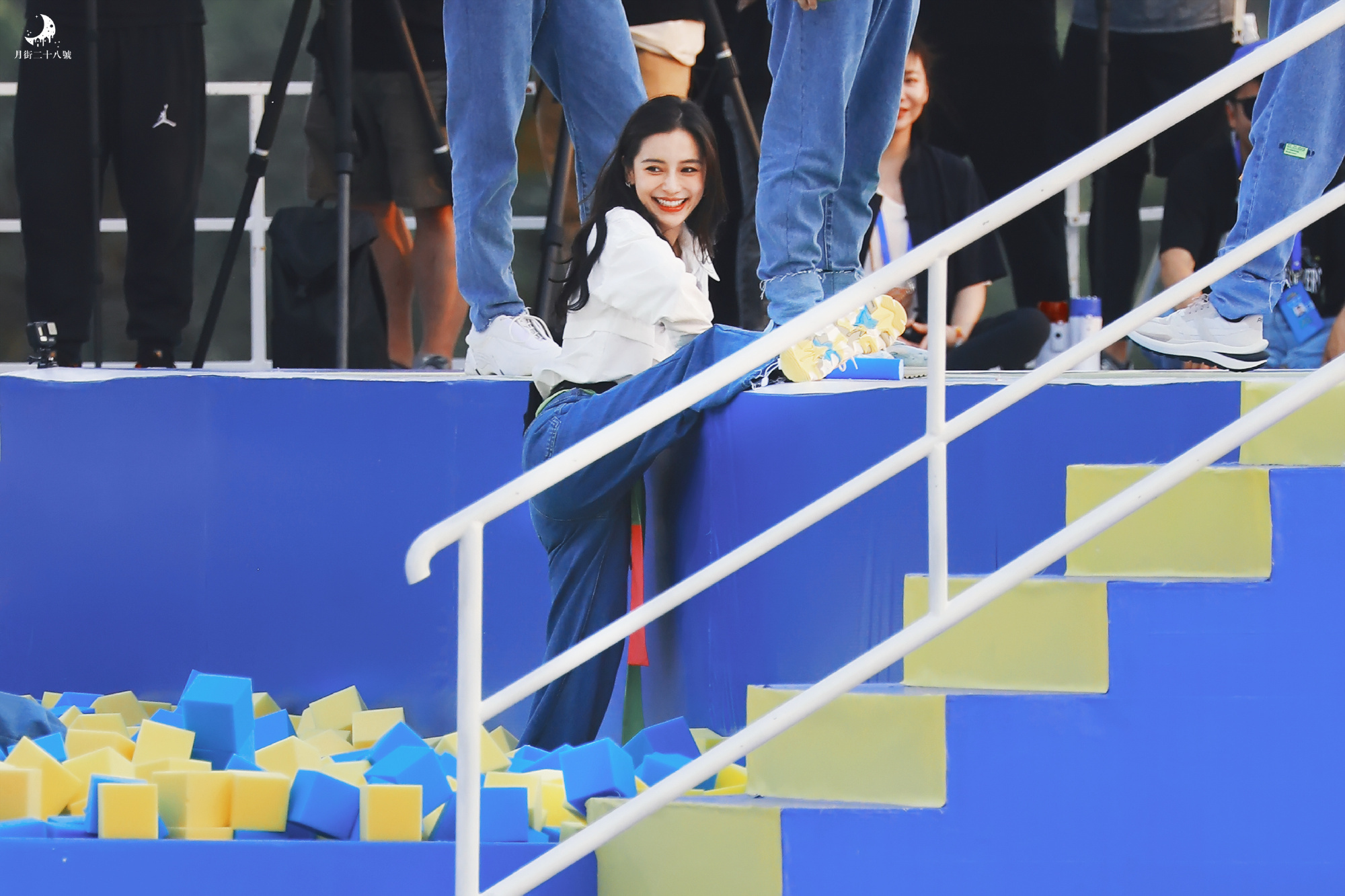 angelababy angelababy "枫叶飘向九月的乡野，我怀揣着心动与