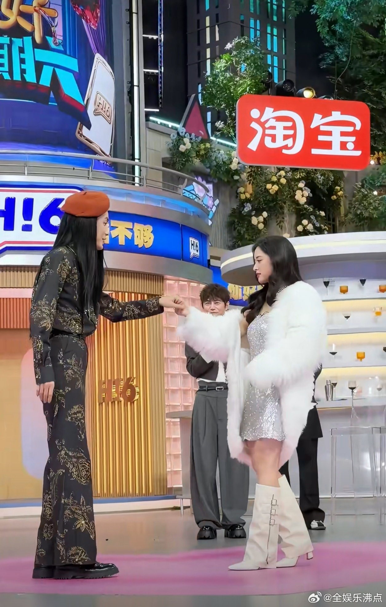 一些综艺里的清流画面！沈月和张颜齐在《你好星期六》里认真“听取蛙声”的样子，莫名