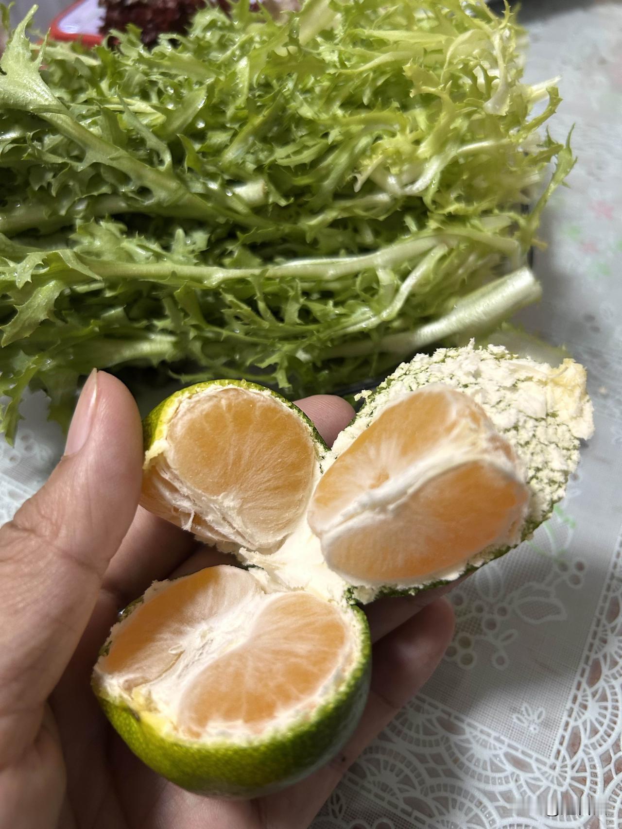 初秋最治愈的水果，一定是当下的新鲜橘子🍊
不同于冬天橘子的齁甜，现在的橘子口感
