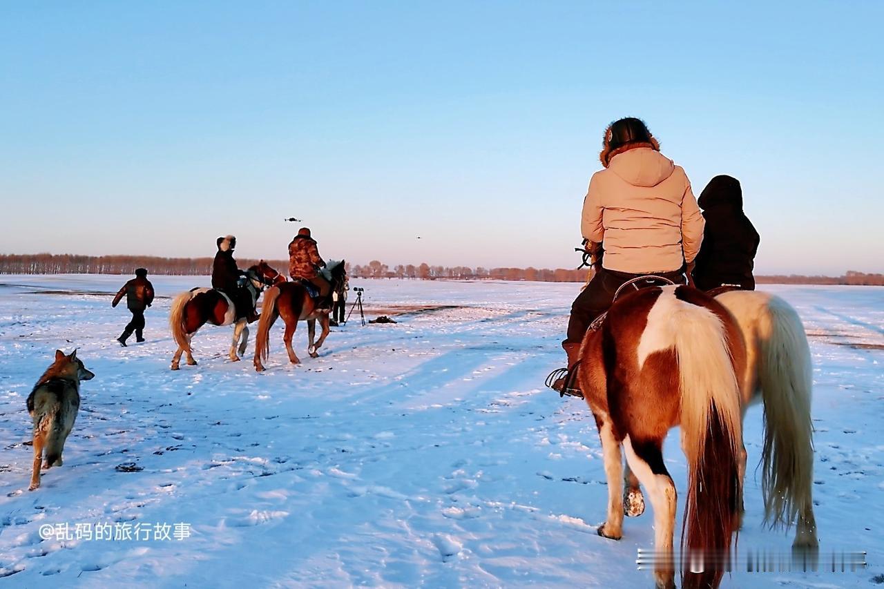 在大庆市杜尔伯特蒙古族自治县，雪地骑马是一项备受游客喜爱的冰雪旅游项目。这里拥有