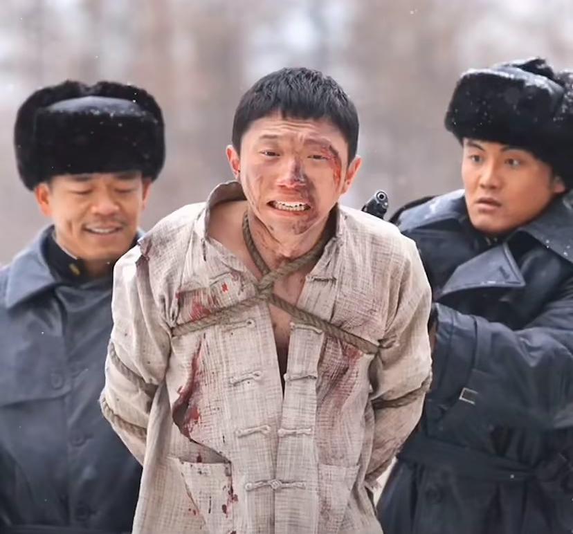宋家腾算是熬出来了，现在也是主演了，
看《归队》比《悬崖》穿的暖和多了，看得出来