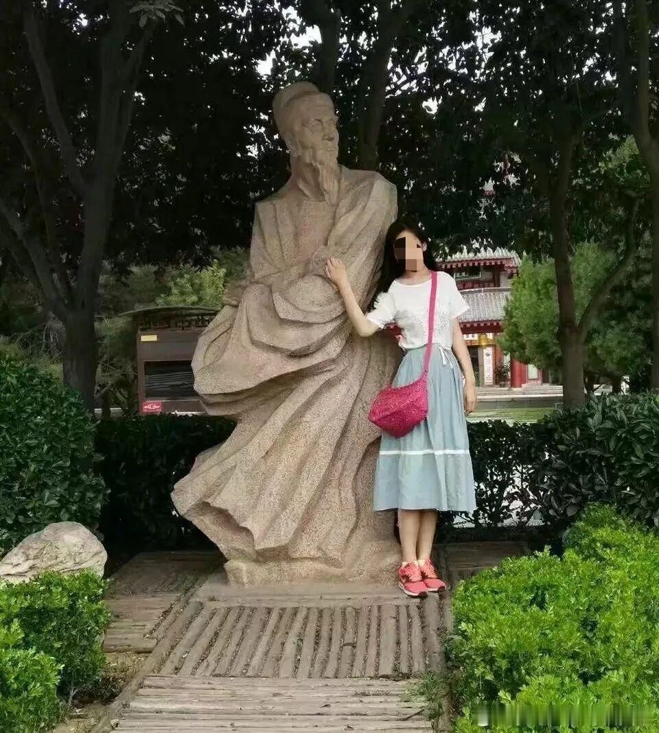月经弄脏火车卧铺女子发声最近罗某宁恶意在网络传播一张我抑郁发胖后的全身照，评论区