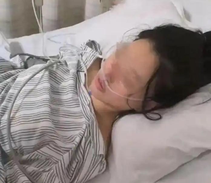 被歹徒连捅20多刀，网友：假体救了你一命！

大家如今逛街真要小心一点了。

马