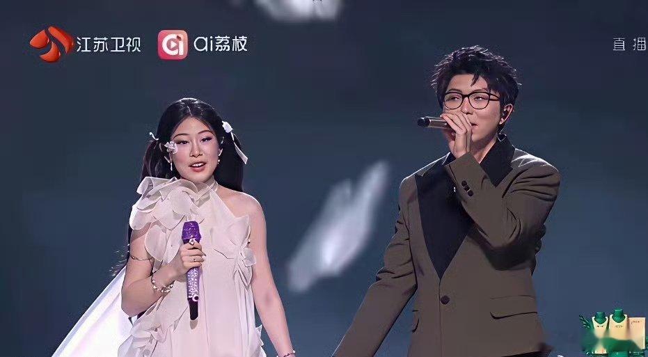 我觉得沈佳润长的还没她妈沈春阳好看。沈春阳的五官要更精致一些，只是身材没那么好而