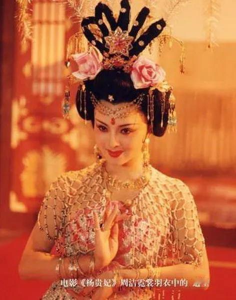 医生预判只剩一周生命，59岁“最美杨贵妃”周洁砸27万美元包机回国，硬扛关岛两天