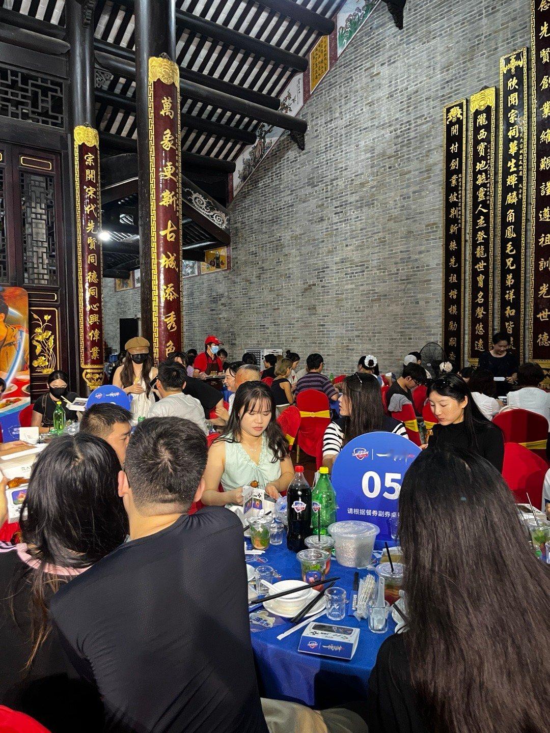 广东的席龙王来了也得吃 叉烧肥瘦相间，梅菜扣肉油光发亮，连蔬菜都是清炒时蔬，鲜得