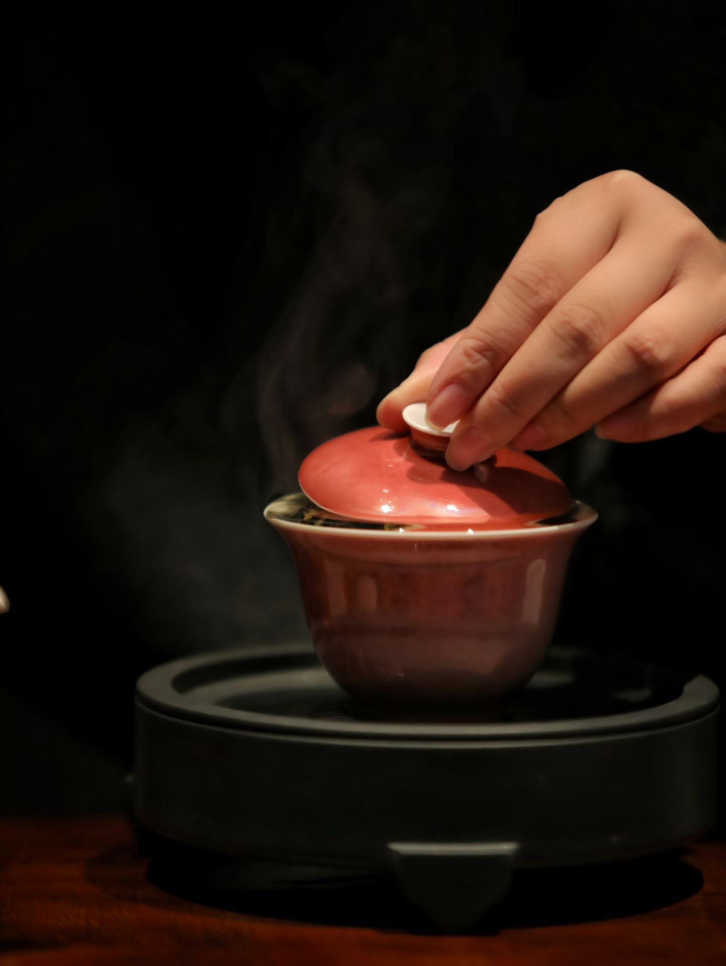 品茶赏器交友  喝茶未必一定要在茶馆，即使是蜗居于城市的小房间里，也可以布一个小