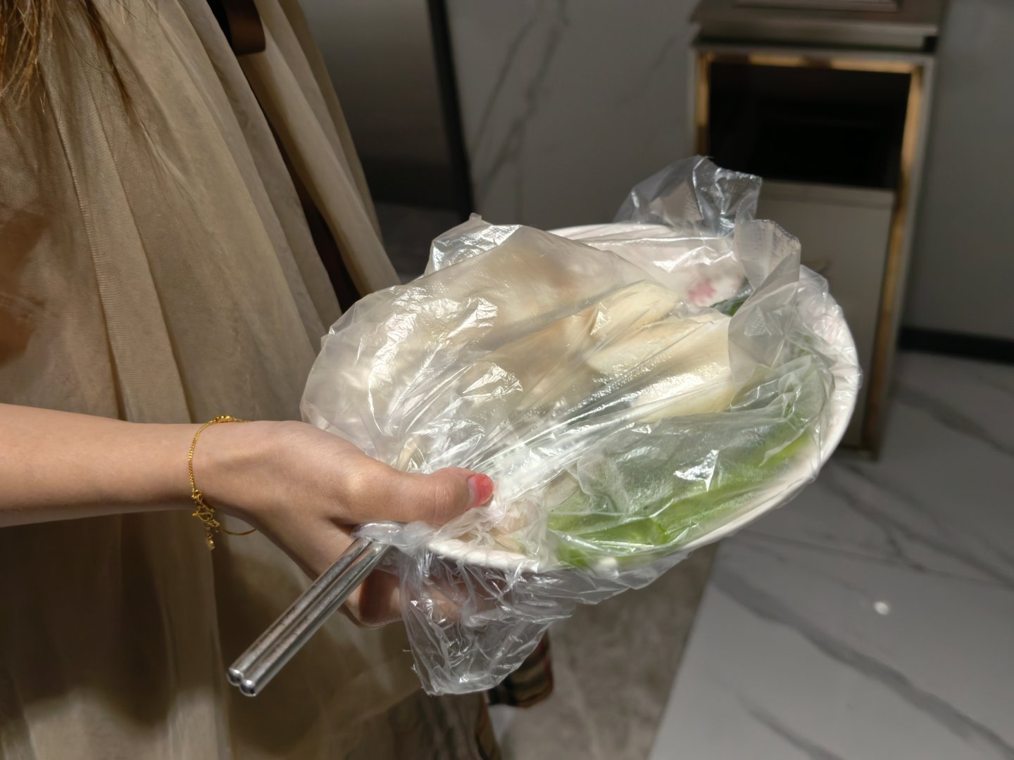 玲玲后的早餐方式，就是把妈妈做好的直接端到公司来，震惊我一万年。 ​​​