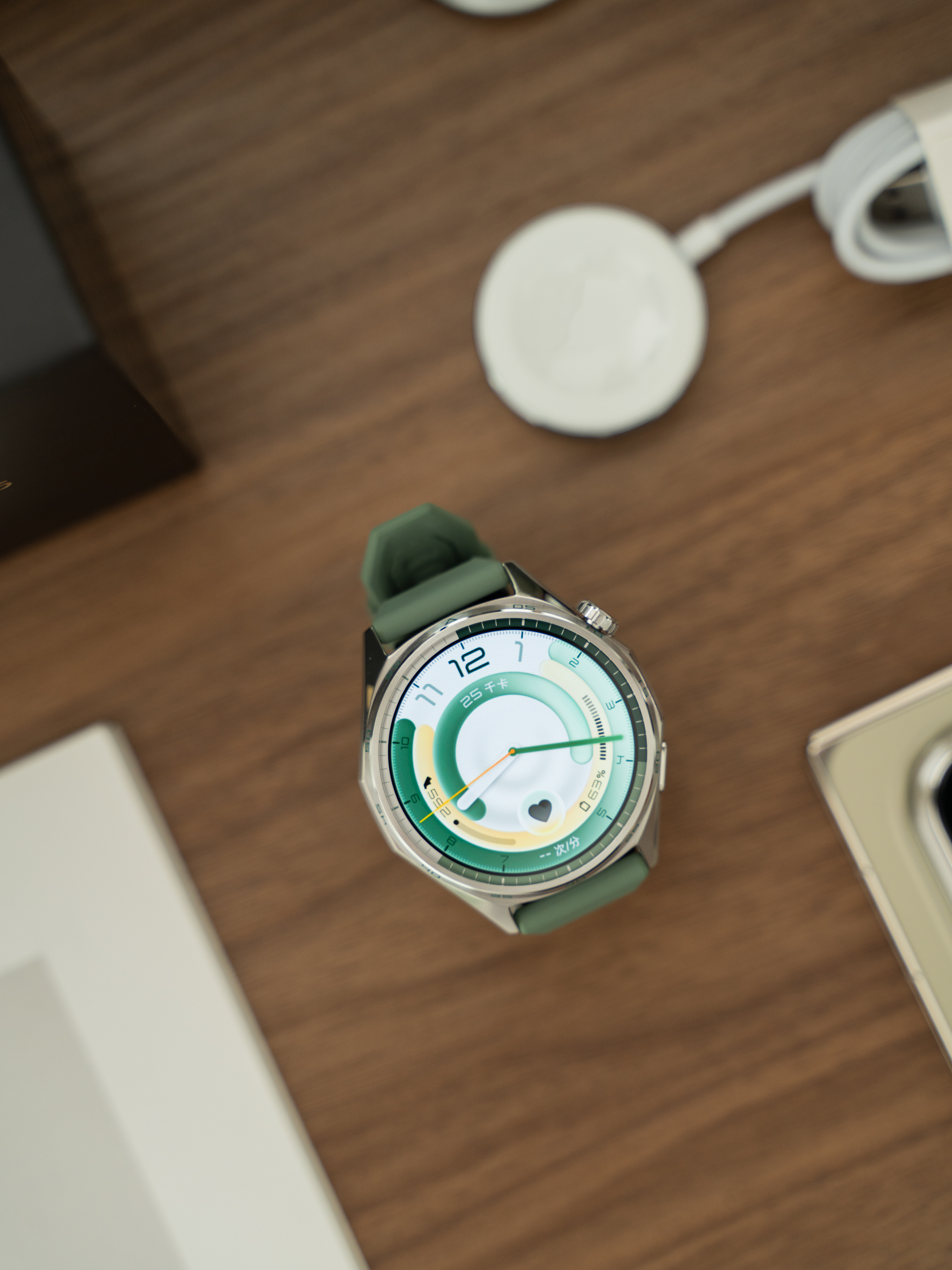 Pura X Max入了橄榄金，然后又给配了个原野绿的WATCH GT6，没毛病