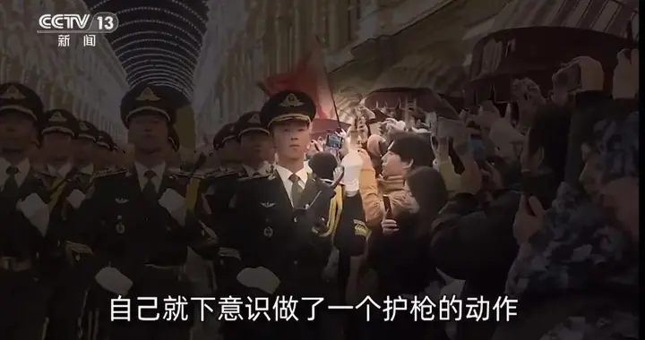 在莫斯科手握枪口的中国军人，出镜讲述