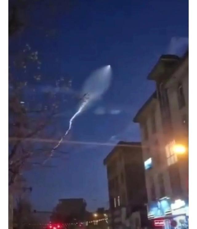 伊朗首次发射了第一枚塞吉尔导弹。“塞吉尔”是伊朗研制的两级固体燃料中程弹道导弹。