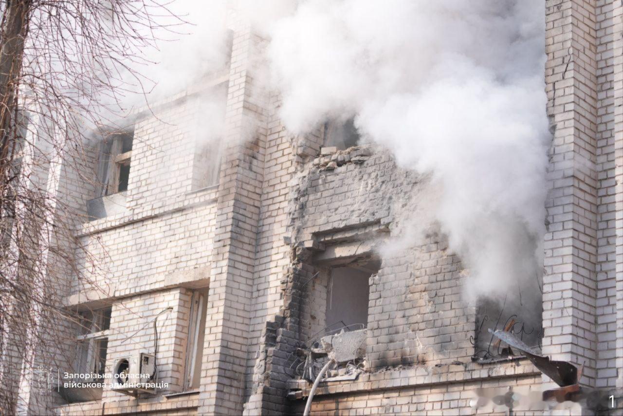 俄罗斯摧毁了乌克兰扎波罗热的妇产科医院。 